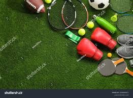 飞膝击+禁区外手球！球迷热议：特拉福德居然没被红牌罚下？VAR？